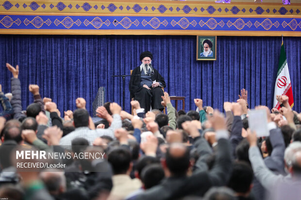 Ayetullah Hamaney şehit ailelerini kabul etti