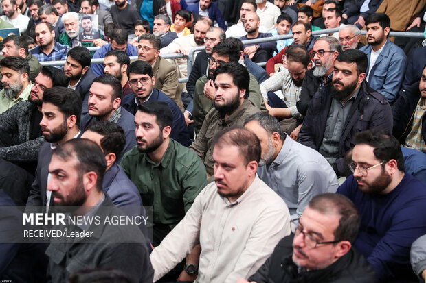 Ayetullah Hamaney şehit ailelerini kabul etti