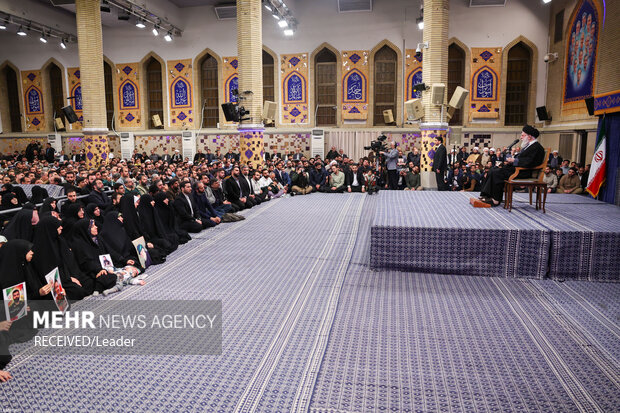 Ayetullah Hamaney şehit ailelerini kabul etti