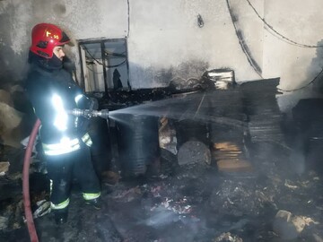 حریق گسترده در کارگاه تولیدی مبل در روستای خلق‌آباد اطراف مشهد