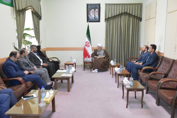 دیدار دبیرکل نهاد کتابخانه‌های عمومی کشور با امام جمعه شیراز