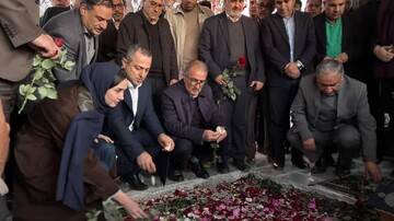 اهداء نشان افتخار جوان برتر سال ایران به خانواده مرزبان شهید لودابی