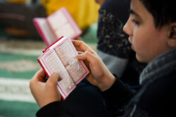 برگزاری جشن تکلیف ۹۳ دانش‌آموز رودانی در جوار امامزاده شاه قطب‌الدین