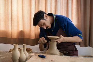 سفالگری؛ راهی برای خودباوری یک توان‌یاب همدانی