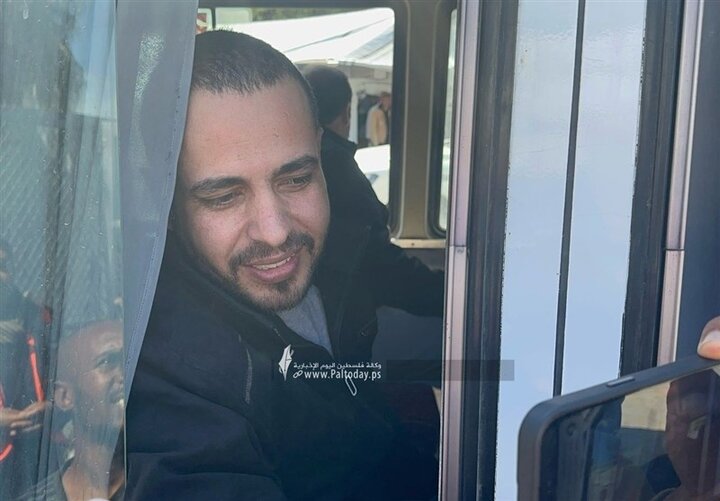 10 أسرى يصلون مستشفى شهداء الأقصى بعد الإفراج عنهم من سجون الاحتلال الصهيوني