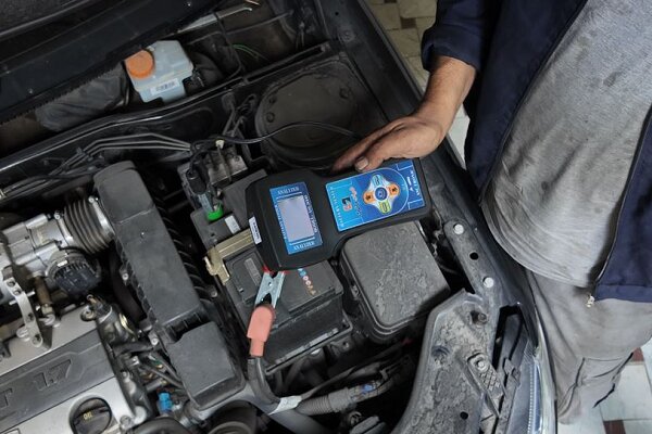 چرا ولتاژ باتری خودرو خیلی بالا است؟ علل و راه حل‌ها