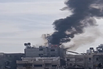 حمله پهپاد اسرائیلی به ژنراتور برق روی پشت بام ساختمانی در غزه+فیلم