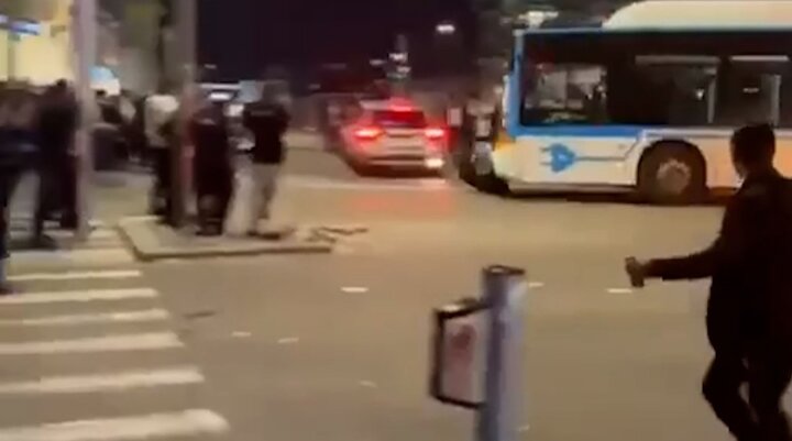 İşgal altındaki topraklarda bir otobüs protestocuların üzerinden geçti