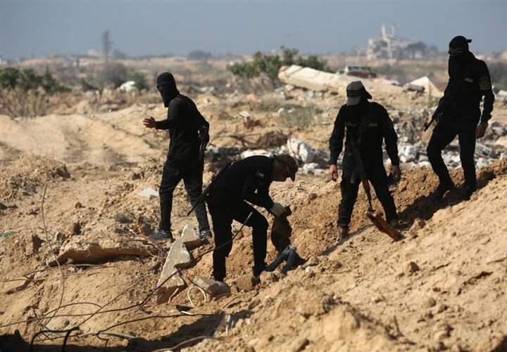 القسام تستأنف مجدداً عمليات البحث عن جثة أخر جندي في حي الزيتون