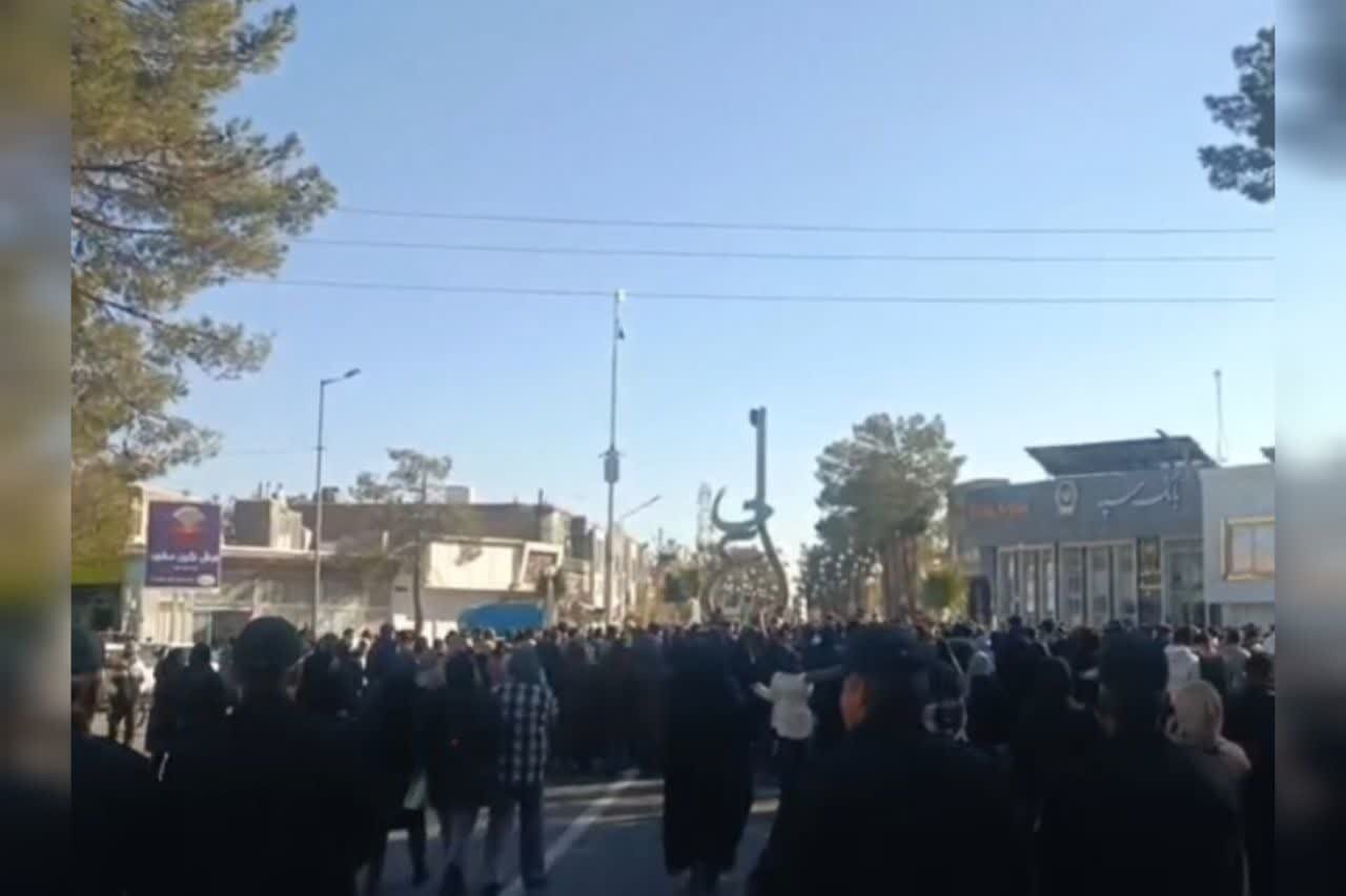 اعتراض مسالمت آمیز مردم و بازاریان در گناباد