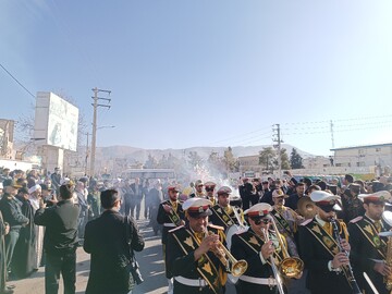 ایلام؛ صحنه وحدت مردم در تشییع ستوان‌سوم شهید «احسان آقاجانی»