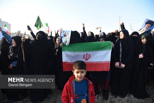 اجتماع پرشور اهالی بلوارطبرسی در محکومیت هتک حرمت پرچم مقدس جمهوری اسلامی ایران