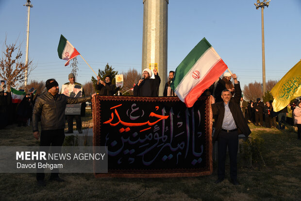 اجتماع پرشور اهالی بلوارطبرسی در محکومیت هتک حرمت پرچم مقدس جمهوری اسلامی ایران