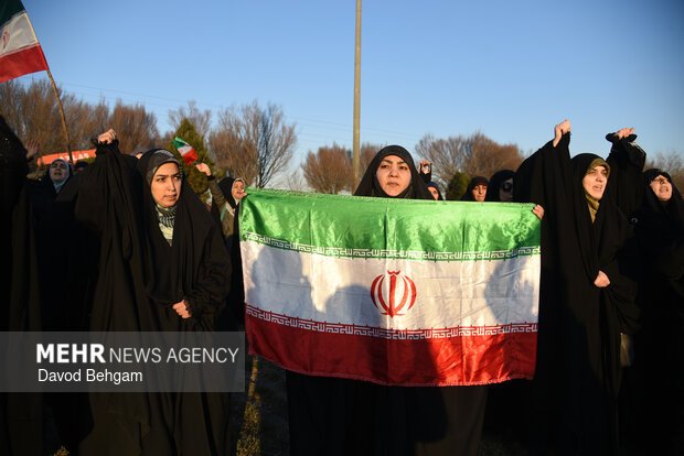 اجتماع پرشور اهالی بلوارطبرسی در محکومیت هتک حرمت پرچم مقدس جمهوری اسلامی ایران