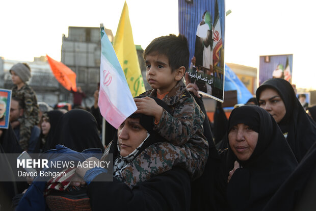 اجتماع پرشور اهالی بلوارطبرسی در محکومیت هتک حرمت پرچم مقدس جمهوری اسلامی ایران