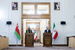 Iran-Oman relations are increasingly expanding: Araghchi