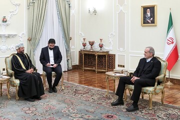 Iranians standing behind their Islamic Establishment firmly