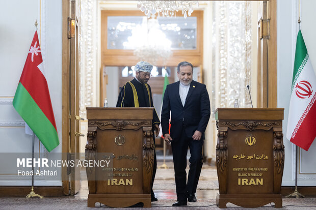 دیدار و کنفرانس خبری وزاری خارجه ایران و عمان