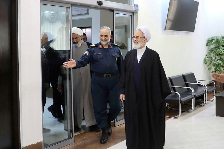 آیت‌الله اعرافی در ستاد فرماندهی انتظامی استان قم حضور یافت