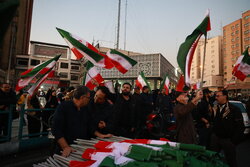 Tehraners at Valiasr Sq. denounce rioters