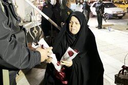 اهدای گل به حافظان امنیت توسط مردم زاهدان