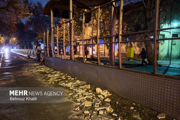 المشاغبون في طهران يعطلون ويدمرون 74 باصا للنقل العام