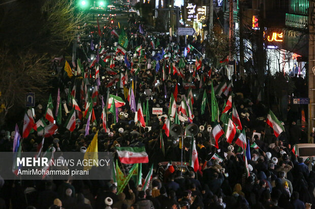 تجمع شبانه قمی ها در سوگ رهبر شهید