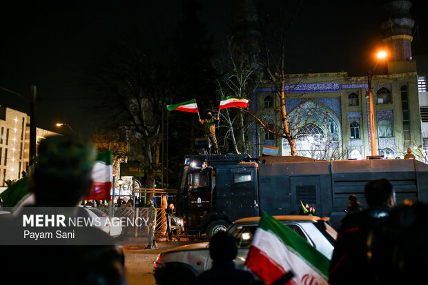 تجمع مردم انقلابی تهران در میدان هفت حوض