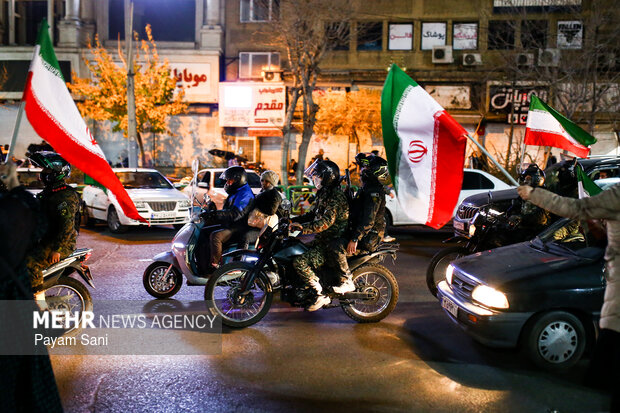تجمع مردم انقلابی تهران در میدان نبوت 