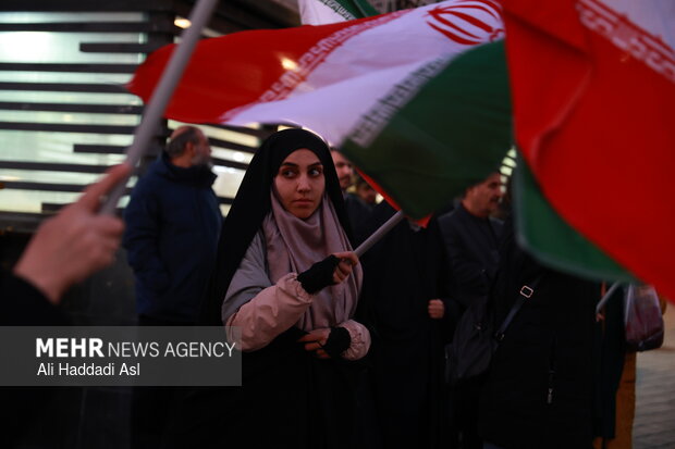 Tehraners at Valiasr Sq. denounce rioters
