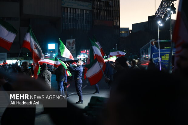Tehraners at Valiasr Sq. denounce rioters
