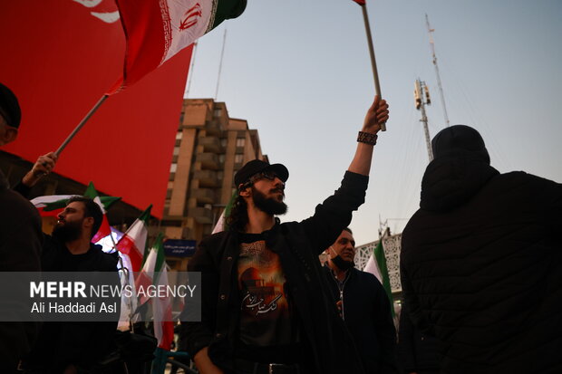 Tehraners at Valiasr Sq. denounce rioters