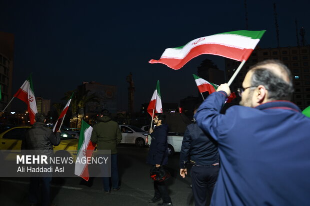 Tehraners at Valiasr Sq. denounce rioters