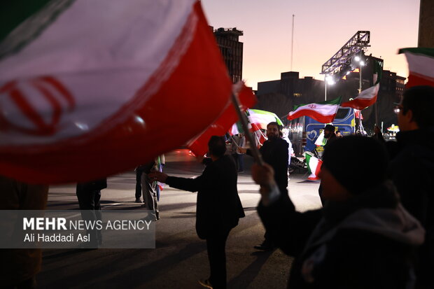 Tehraners at Valiasr Sq. denounce rioters