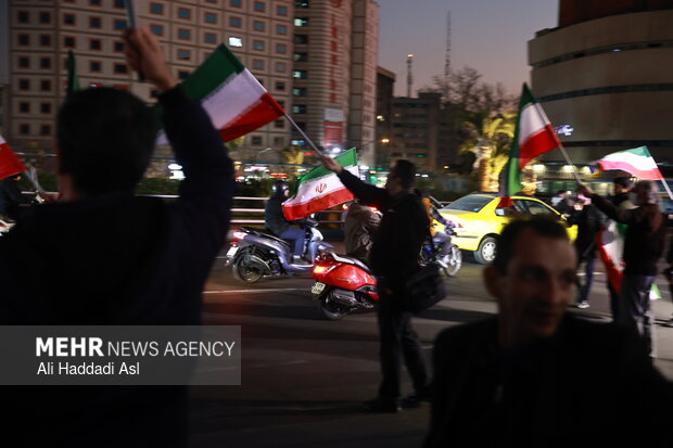 Tehraners at Valiasr Sq. denounce rioters