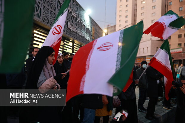 Tehraners at Valiasr Sq. denounce rioters