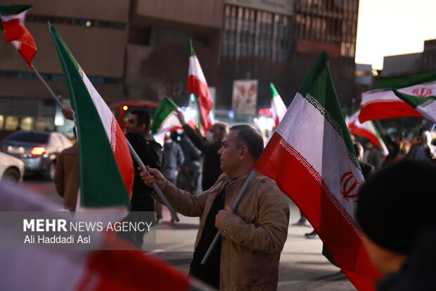 Tehraners at Valiasr Sq. denounce rioters