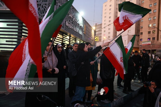 Tehraners at Valiasr Sq. denounce rioters
