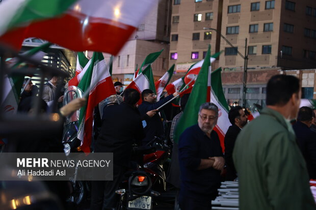 Tehraners at Valiasr Sq. denounce rioters