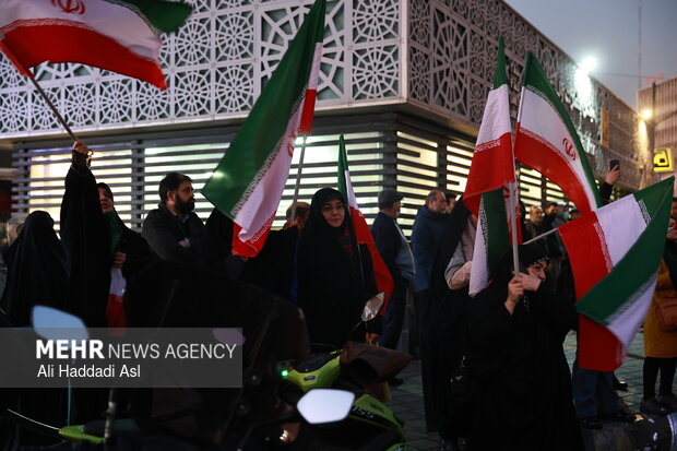 Tehraners at Valiasr Sq. denounce rioters