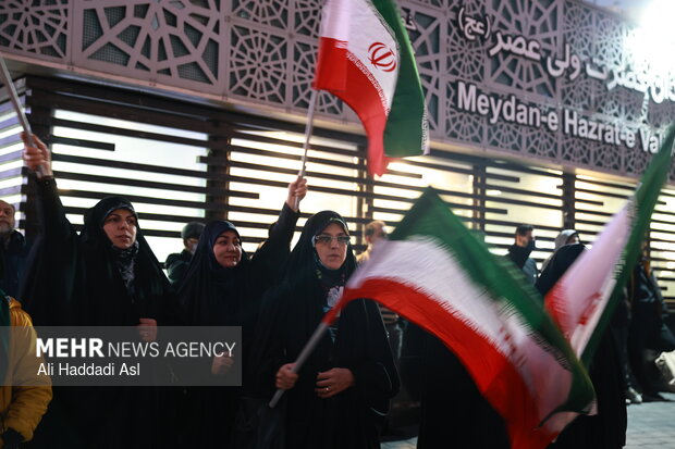 Tehraners at Valiasr Sq. denounce rioters