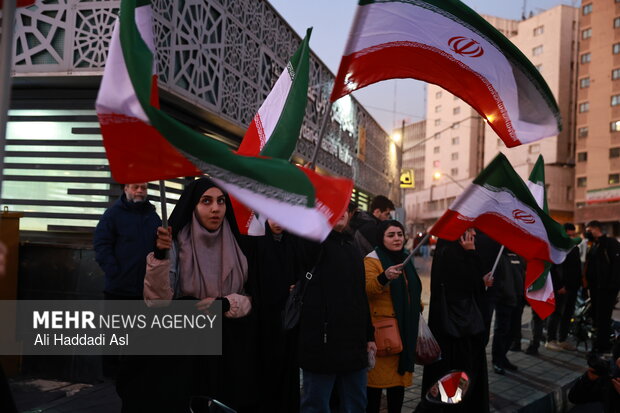Tehraners at Valiasr Sq. denounce rioters