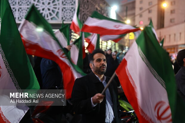 Tehraners at Valiasr Sq. denounce rioters