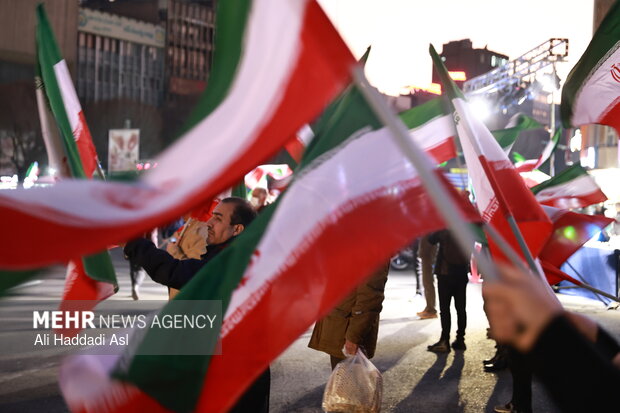 Tehraners at Valiasr Sq. denounce rioters