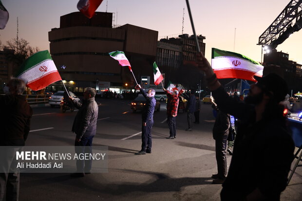 Tehraners at Valiasr Sq. denounce rioters