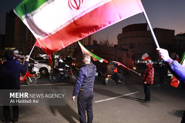Tehraners at Valiasr Sq. denounce rioters