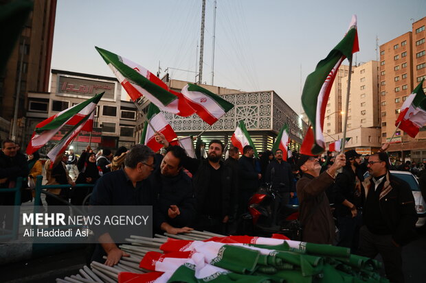 Tehraners at Valiasr Sq. denounce rioters