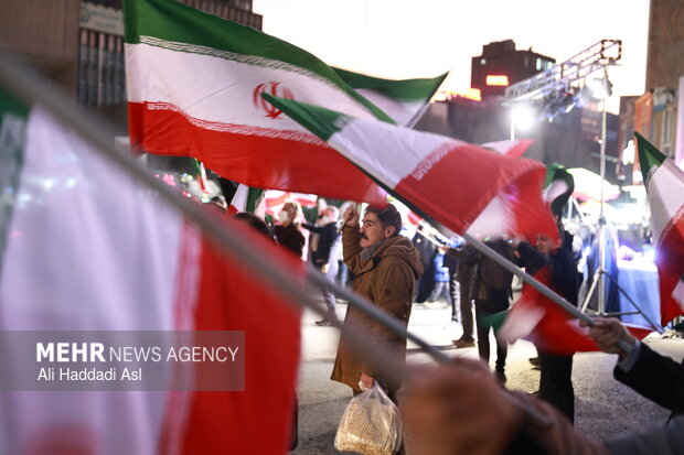 Tehraners at Valiasr Sq. denounce rioters