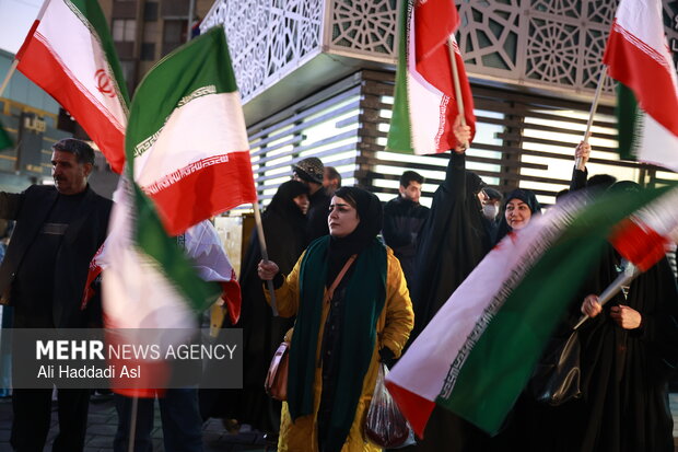 Tehraners at Valiasr Sq. denounce rioters