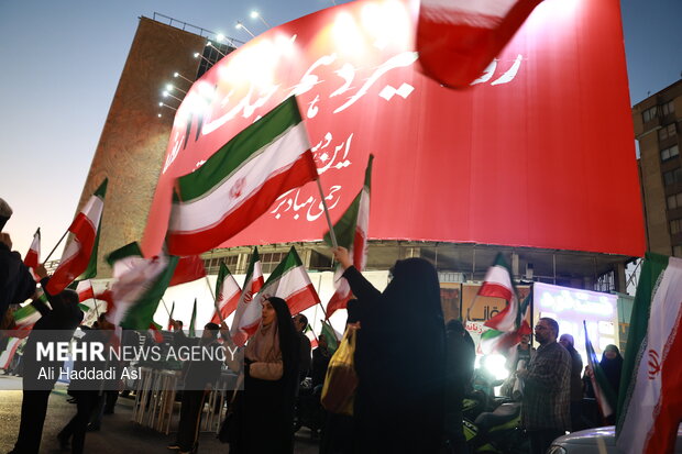 Tehraners at Valiasr Sq. denounce rioters